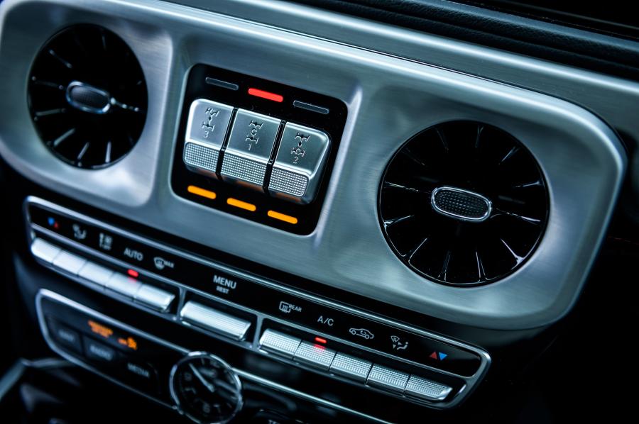 Детали интерьера Mercedes-Benz G350 d (W463) 2019 года  (JP) (фото 15 из 18)